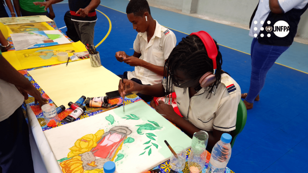 Pintura ao vivo de alunos nas bancadas