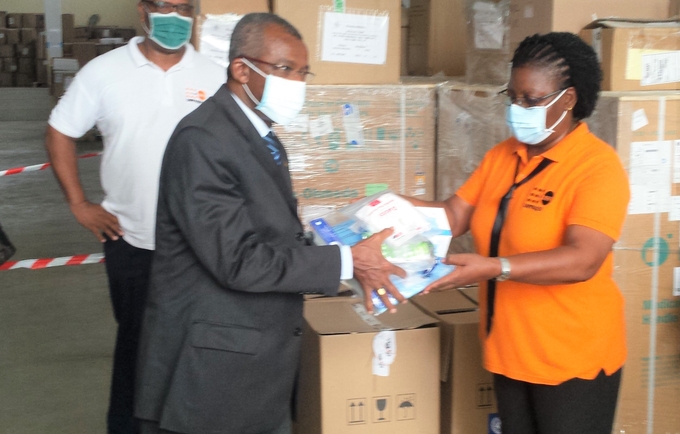 A Responsável do Escritório do UNFPA, Victória d'Alva, entrega materiais de protecção ao Ministro da Saúde, Edgar Neves. 