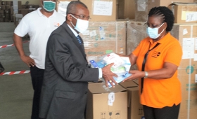 A Responsável do Escritório do UNFPA, Victória d'Alva, entrega materiais de protecção ao Ministro da Saúde, Edgar Neves. 